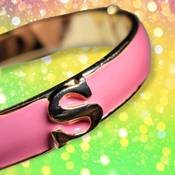 Gold tone and pink clasp bracelet with the initial "S" - Picture 12 of 14
